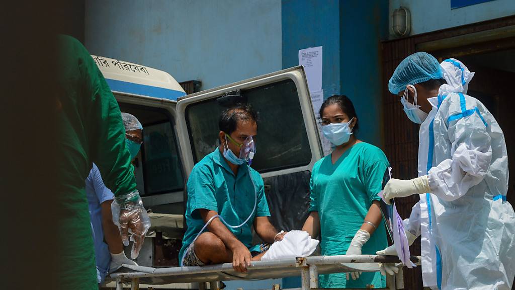 Ein Corona-Patient wird von einem Krankenwagen auf die Intensivstation eines Krankenhauses transportiert. Indien verzeichnete in den vergangenen Tagen mehrfach weltweite Höchstwerte von neuen Corona-Fällen. Foto: Debarchan Chatterjee/ZUMA Wire/dpa