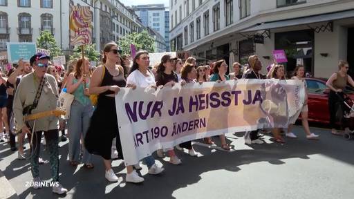 Mehrere hundert Personen demonstrieren für «Nur Ja heisst Ja»