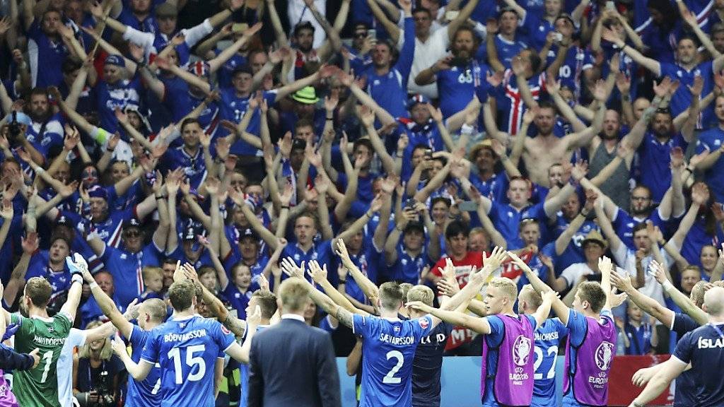 Islands Spieler feiern mit ihren Fans nach dem Sieg gegen England