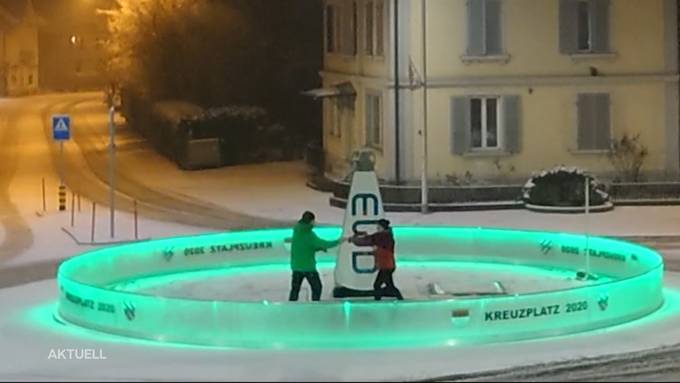 Inoffizielle Einweihung: Paar tanzt in Derendingen (SO) in Kreisel