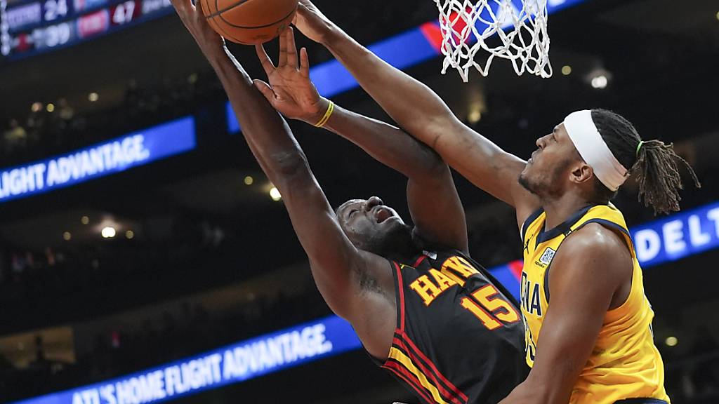 Zu wenig Durchsetzungskraft: Clint Capela (li.) wird von Indianas Myles Turner geblockt