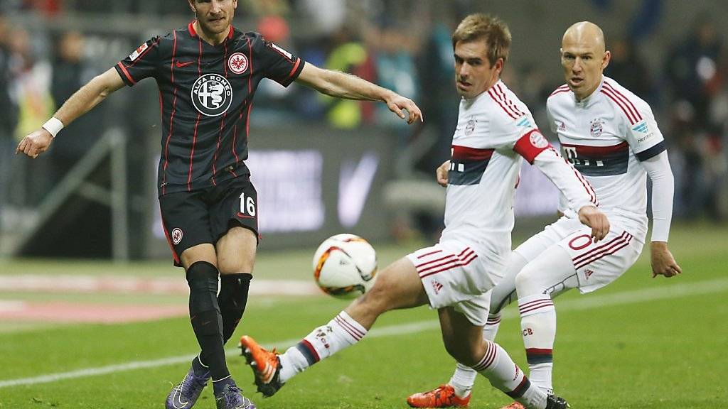 Frustriert: Bayern Münchens Philipp Lahm (m.) zeigt sich wenig begeistert von der Defensivtaktik Eintracht Frankfurts