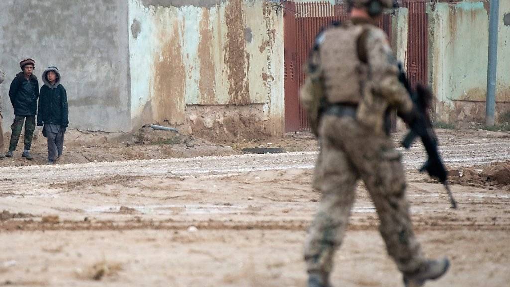 Deutscher Soldat in den Strassen von Masar-i-Scharif: Das deutsche Generalkonsulat in der nordafghanischen Stadt ist Ziel eines Anschlags geworden. (Archivbild)