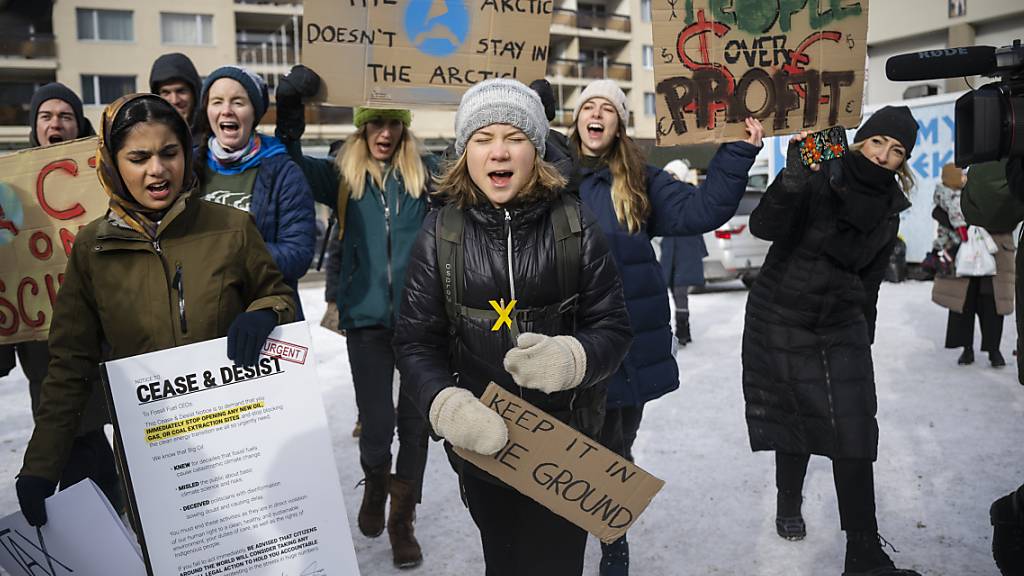 Am WEF 2023 ist es zu mehreren Zwischenfällen gekommen. Eine unbewilligte Demo mit der Klimaschutzaktivistin Greta Thunberg fand am Freitag statt. Am Dienstag drohten Unbekannte mit einer Bombe, die sich als inexistent herausstellte.