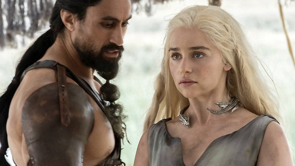 Joe Naufahu und Emilia Clarke in «Game of Thrones.» Auf die nächste, siebte Staffel müssen Fans nächstes Jahr etwas länger warten. (Archivbild)