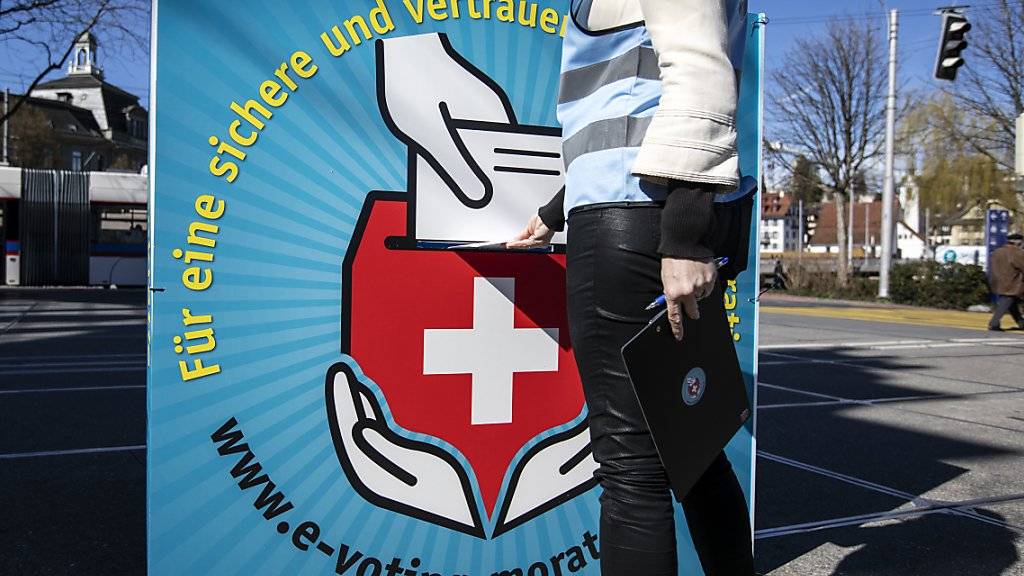 Bis auf Weiteres wird in der Schweiz analog gewählt und abgestimmt. Wegen Sicherheitsmängeln in ihrem E-Voting-System hatte die Post letzte Woche die Notbremse gezogen. Geprellte Kantone wollen nun Schadenersatzforderungen stellen. (Archivbild)
