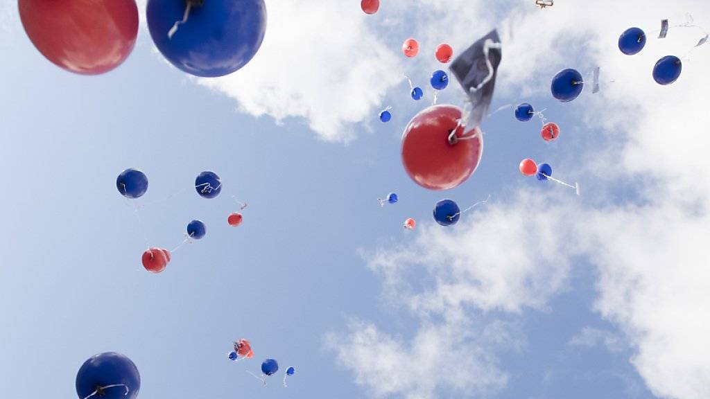 Die Tessiner FDP-Fraktion lässt auf dem Bundesplatz rote und blaue Ballone - die Farben des Tessiner Wappens - in den Himmel steigen, nachdem mit Ignazio Cassis erstmals seit 18 Jahren wieder ein Tessiner in den Bundesrat gewählt worden ist.