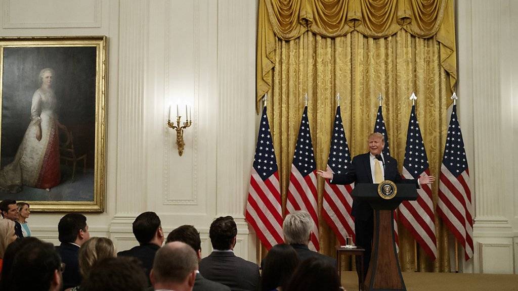 US-Präsident Donald Trump spricht zu konservativen Internetaktivisten im Weissen Haus. Der rege Twitter-Nutzer Trump drohte sozialen Netwerken, die konservative Nutzer benachteiligten.  (Bild: Evan Vucci/AP )