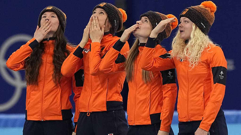 Die niederländischen Shorttrackerinnen denken in der Stunde des Triumphs an ihre verstorbene Teamkollegin