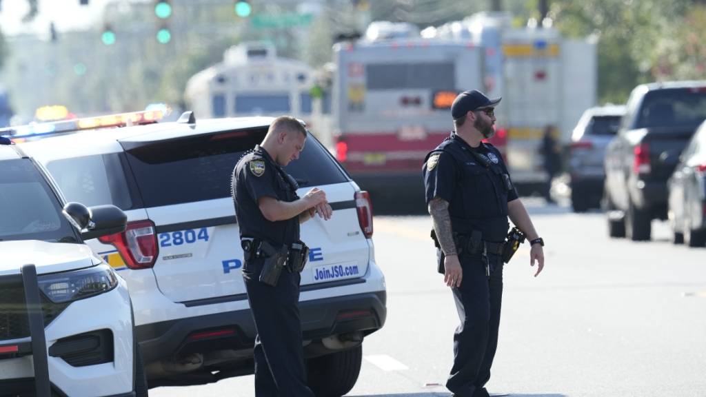 Polizeibeamte aus Jacksonville sperren den Tatort ab. Foto: John Raoux/AP/dpa