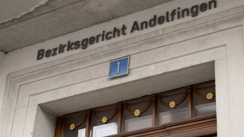 Ein junger Mann steht wegen eines brutalen Angriffs am Montag vor dem Bezirksgericht Andelfingen. Er soll schuldunfähig sein. (Symbolbild)