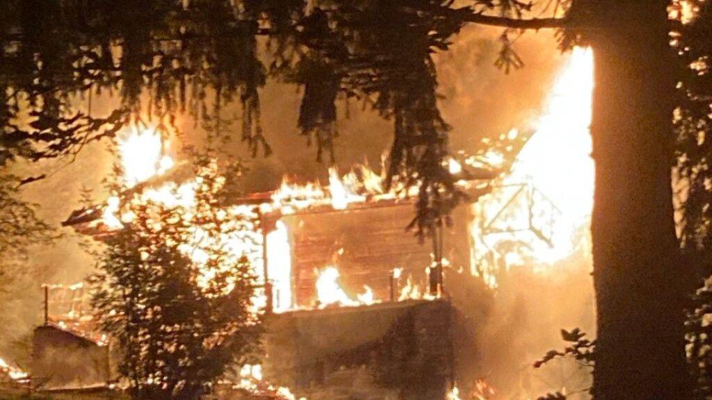 Die Flammen erfassten das ganze Chalet.