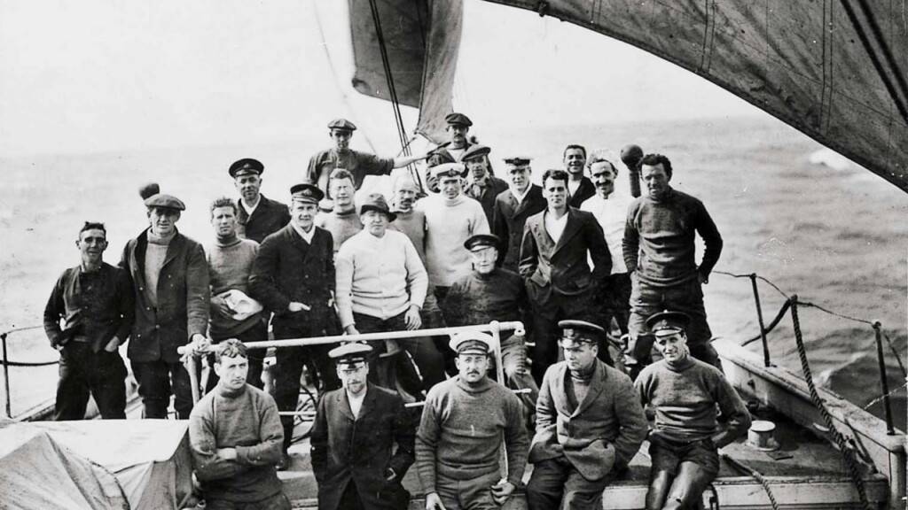 Ein Gruppenfoto der Crew, die sich 1915 aufmachte, um die Antarktis zu Fuss zu durchqueren. (Archivbild)