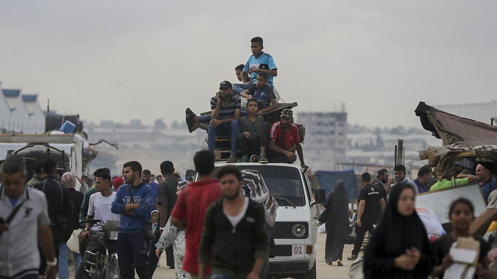 Palästinenser fliehen aus Rafah während einer israelischen Boden- und Luftoffensive. Foto: Jehad Alshrafi/AP/dpa