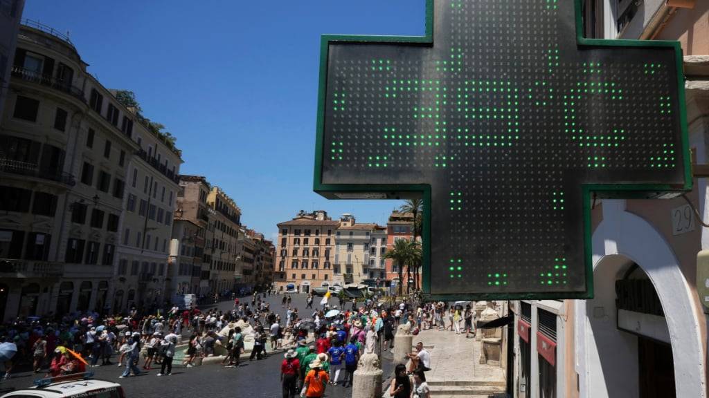 Das Thermometer einer Apotheke zeigt 39 Grad Celsius in Rom an. Foto: Andrew Medichini/AP/dpa