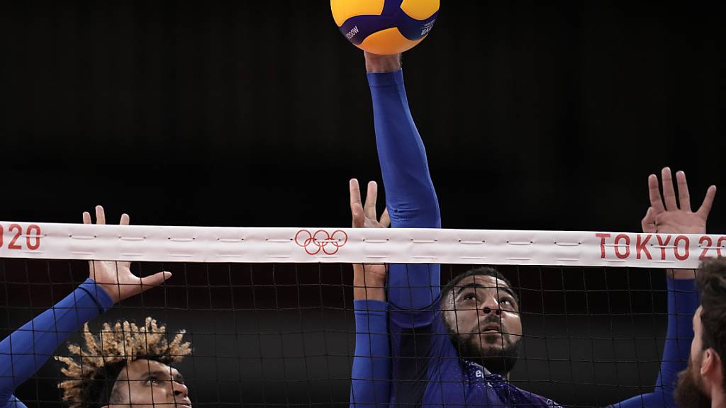 Der starke Earvin Ngapeth blockt einen Ball für den Olympiasieger Frankreich