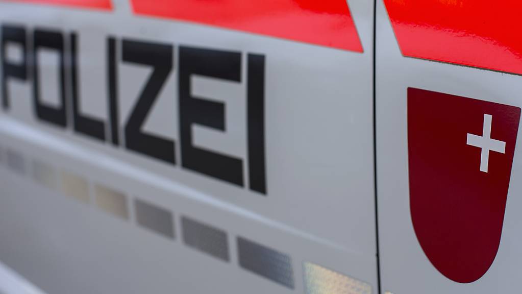 Die Kantonspolizei Schwyz sucht Personen, die in der Nacht auf Samstag in Einsiedeln Sprayer beobachteten. (Symbolbild)