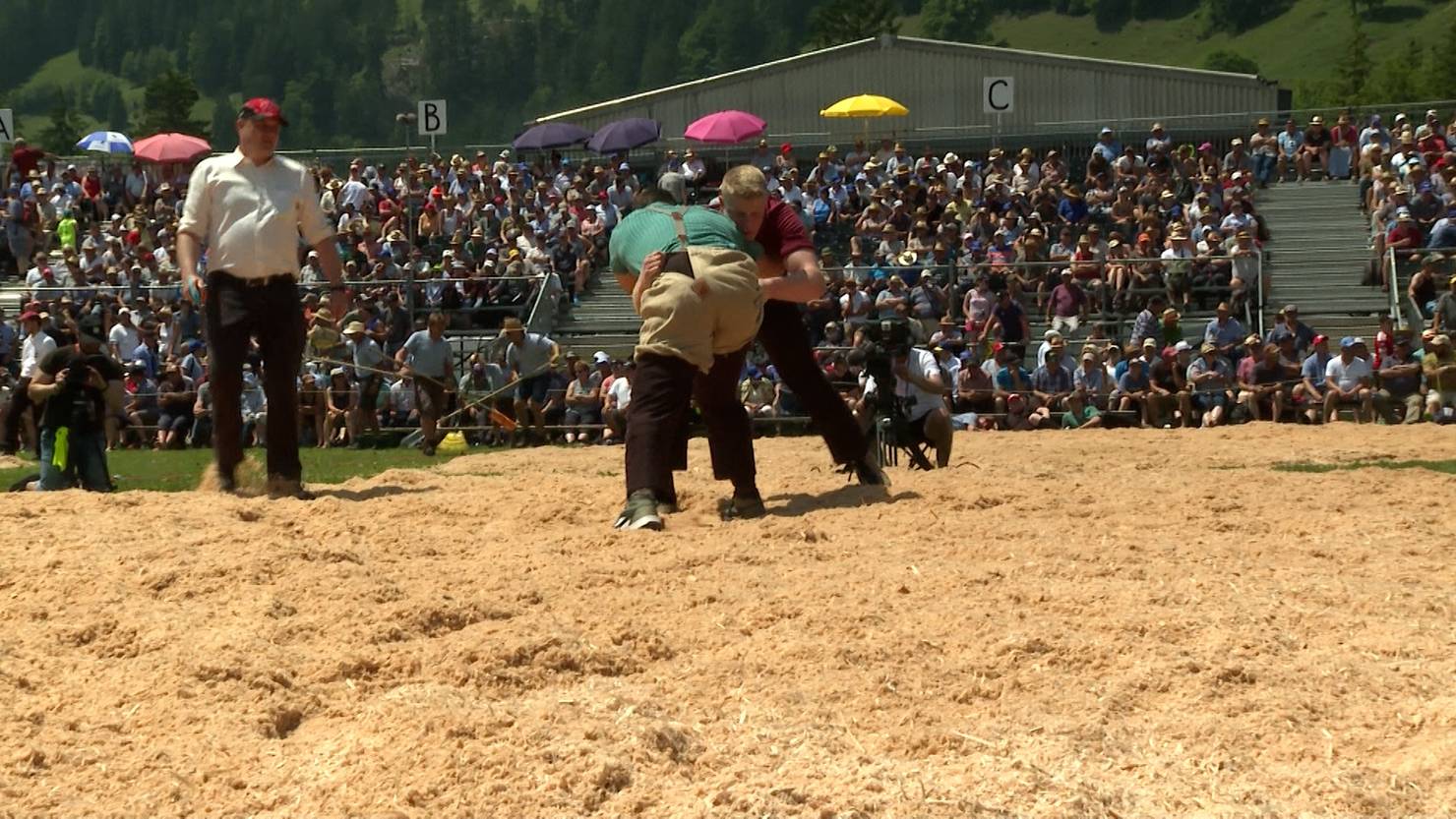 schwarzsee-schwinget-florian-gn-gi-gewinnt-das-zweite-berg-kranz-fest