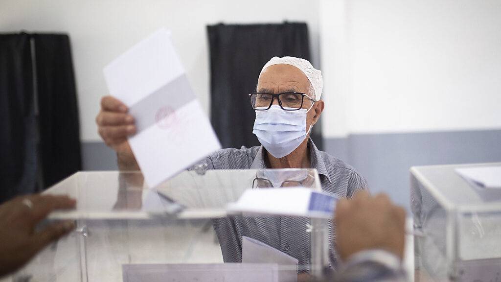 Ein Mann wirft seinen Stimmzettel in eine Wahlurne. Ersten Ergenbissen zufolge haben die Islamisten in Marokko bei der Parlamentswahl eine krachende Niederlage erlitten. Die moderate islamistische Partei für Gerechtigkeit und Entwicklung (PJD) verlor demnach 90 Prozent ihrer Mandate. Foto: Mosa'ab Elshamy/AP/dpa