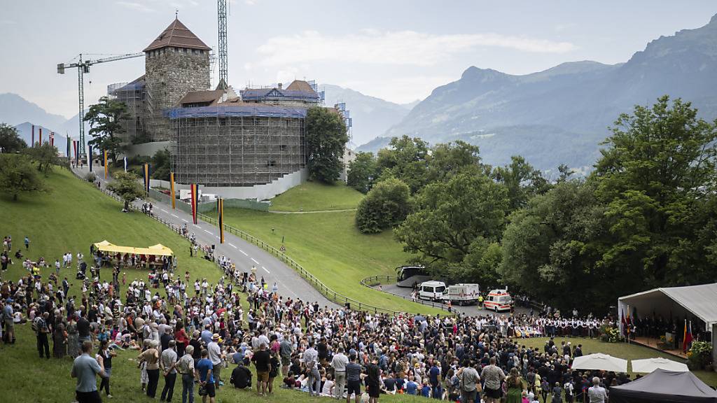 Blick auf die Schlosswiese und Schloss Vaduz am Liechtensteiner Staatsfeiertag. Traditionell hielt dort Erbprinz Alois seine Feiertagsrede.