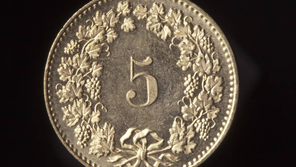 Laut einer Umfrage würde die Mehrheit der Schweizerinnen und Schweizer den Fünfräppler abschaffen. (Archivbild)