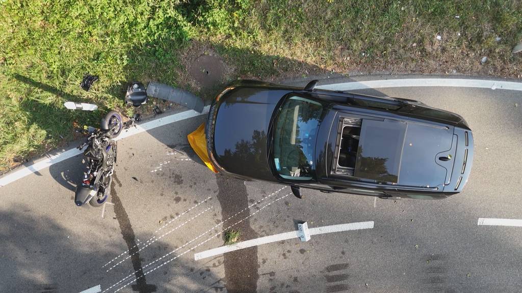 18-jähriger Motorradfahrer gerät auf Gegenfahrbahn und kollidiert mit Auto