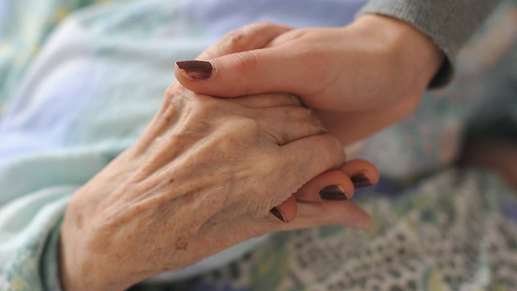Pflegende Angehörige sollen in Graubünden künftig mit 300 bis 600 Franken monatlich entlastet werden. (Symbolbild)