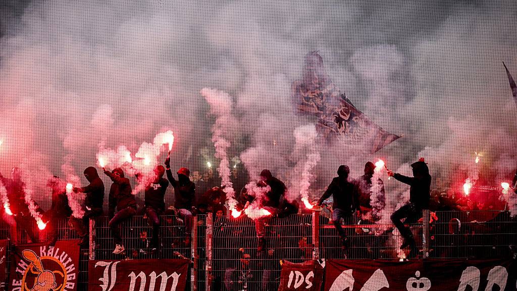 Servette-Anhänger zündeten beim Cup-Halbfinal in Winterthur zahlreiche Pyros. (Archivbild)