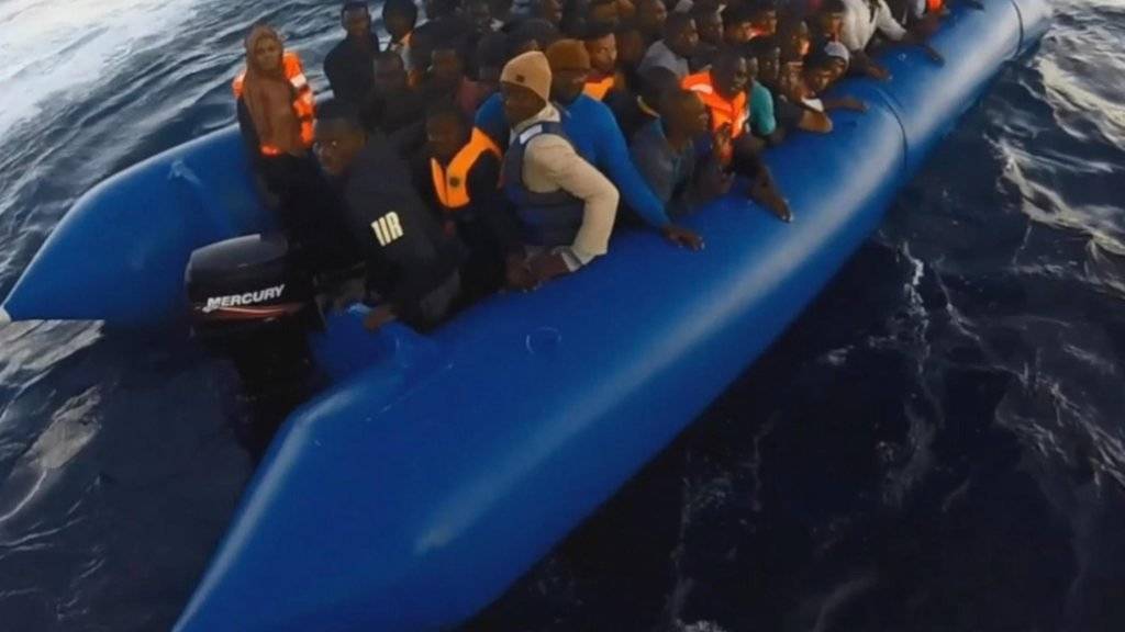 Sieben Boote mit Flüchtlingen aufgebracht: Rettungskräfte bringen rund 1400 Menschen an Land. (Archivbild)