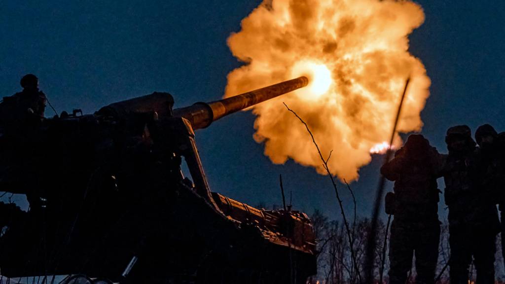ARCHIV - Ukrainische Soldaten feuern eine Pion (M-1975) Kanonenhaubitze auf russische Stellungen in der Nähe von Bachmut. Foto: Libkos/AP/dpa