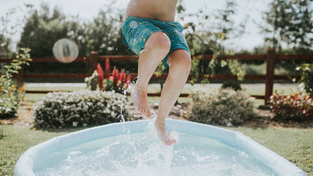 Planschbecken pool baden kind kinder sommer freizeit 