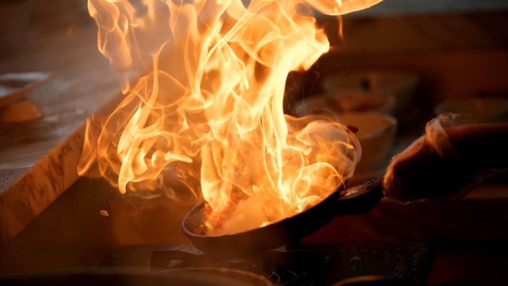 Der Koch hast sich beim Unfall schwere Verbrennungen zugezogen. (Symbolbild)