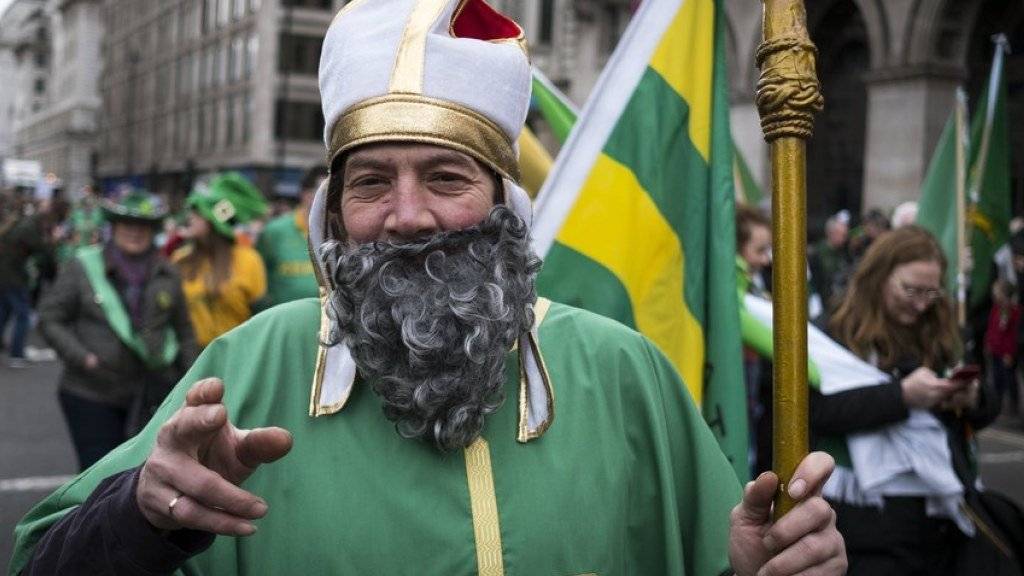 Ein als irischer Nationalheiliger Saint Patrick verkleideter Umzugsteilnehmer am Sonntag in London.