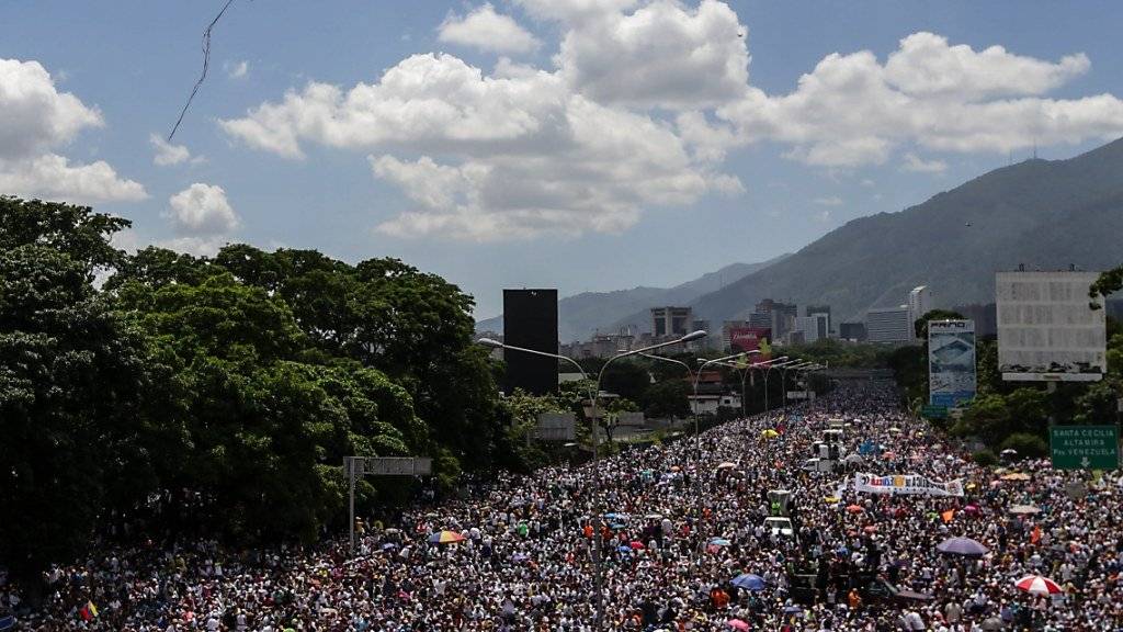 Marsch zum Innenministerium in Caracas: Demonstranten füllen die Strassen in Venezuelas Hauptstadt.