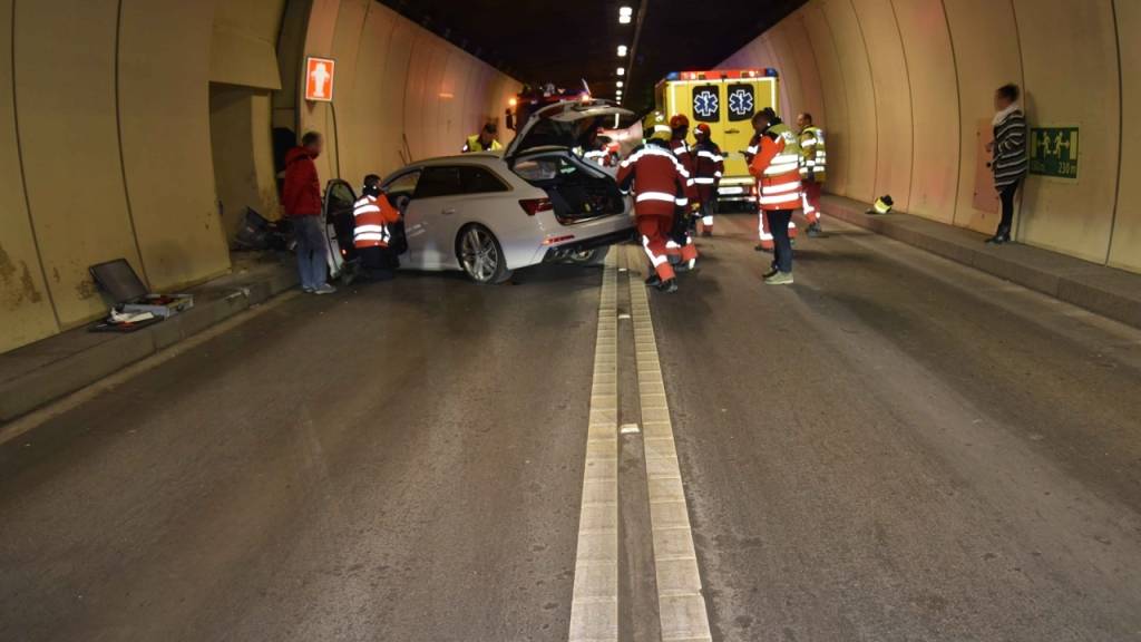 Im San Bernardinotunnel kollidierte am Samstagmittag ein Auto mit einer Tunnelwand. Der Fahrer wurde dabei leicht verletzt und die Mitfahrerin mittelschwer.