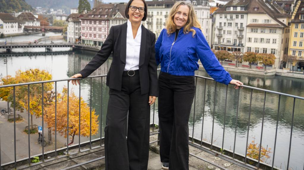 Wanda Puvogel (links) und Katja Langenbach übernehmen ab  der Spielzeit 2026/27 die Intendanz am Luzerner Theater.