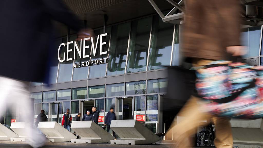 Der Flughafen Genf rechnet im Juli und August mit einem Passagieraufkommen nur leicht unter dem Vor-Corona-Jahr 2019. (Archivbild)