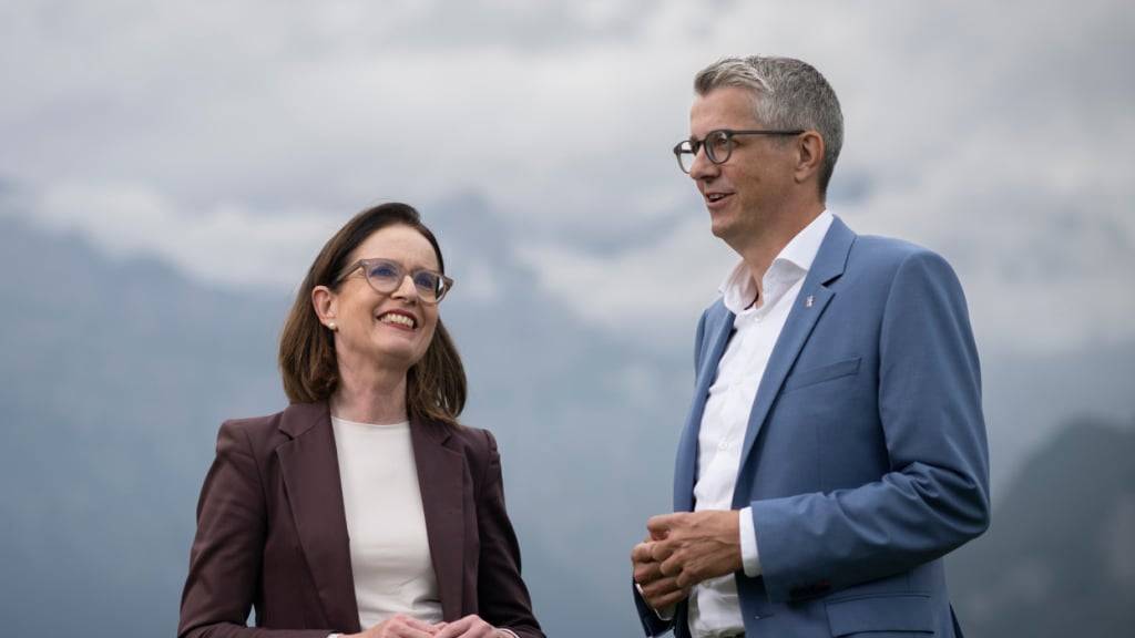 Der Glarner Ständerat Benjamin Mühlemann (rechts) und die St. Galler Nationalrätin Susanne Vincenz-Stauffacher kandidieren für ein Co-Parteipräsidium der FDP Schweiz, wie sie in Mollis GL vor Medien bekanntgaben. Dies wurde am Mittwoch nach Ablauf der Anmeldefrist bekannt.