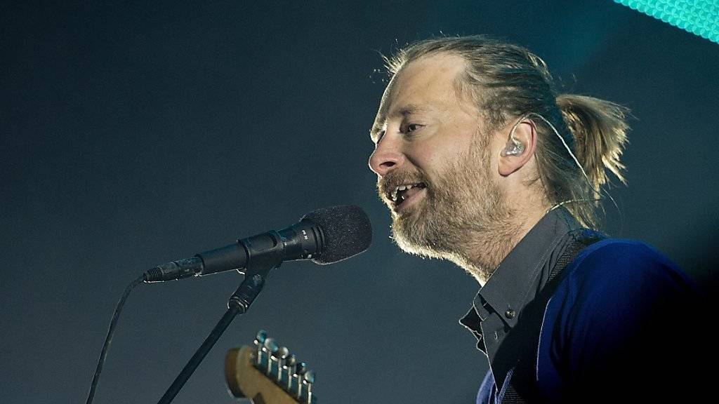 Radiohead-Frontmann Thom York bei einem Auftritt in Lausanne: Die britische Alternative Rock Band veröffentlichte an Weihnachten einen Song, der im Hinblick auf den Bond-Film «Spectre» aufgenommen wurde. (Archivbild)