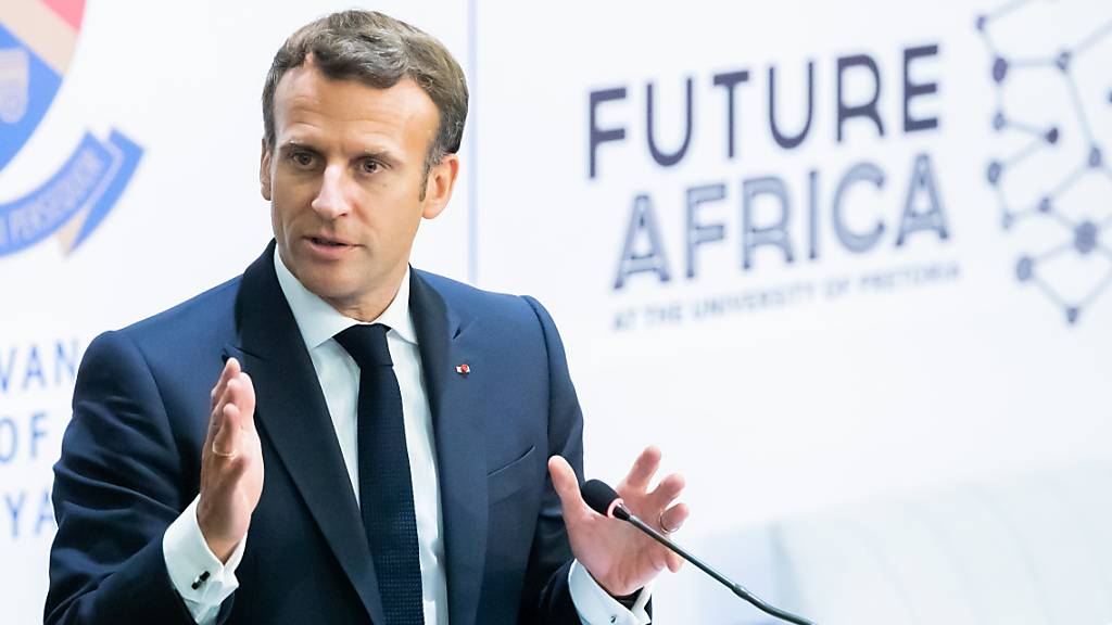 Frankreichs Präsident Emmanuel Macron spricht beim Auftakttreffen der «Initiative for the Future of Vaccines in Africa» (Initiative für die Zukunft von Impfungen in Afrika) an der Universität von Pretoria. Foto: Christoph Soeder/dpa
