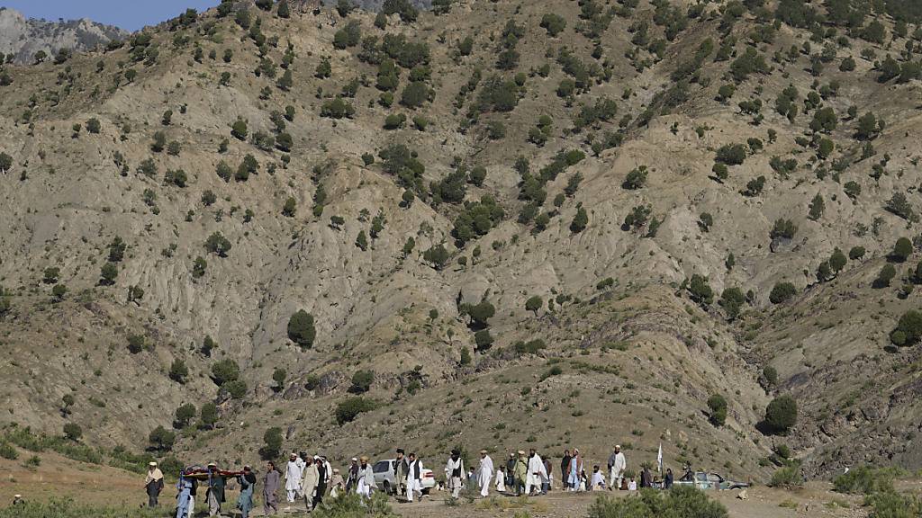 ARCHIV - Afghanen tragen einen bei einem Erdbeben getöteten Verwandten zu einer Begräbnisstätte im in der Provinz Paktika. Foto: Ebrahim Noroozi/AP/dpa