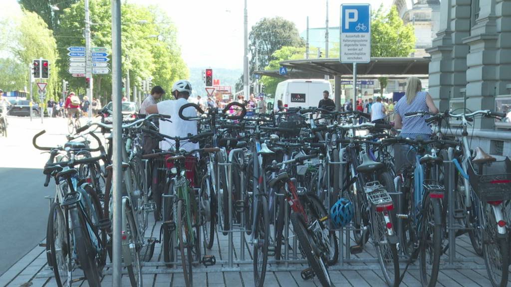 Velochaos an der Bahnhofstrasse - Unterirdische Velostation bleibt leer