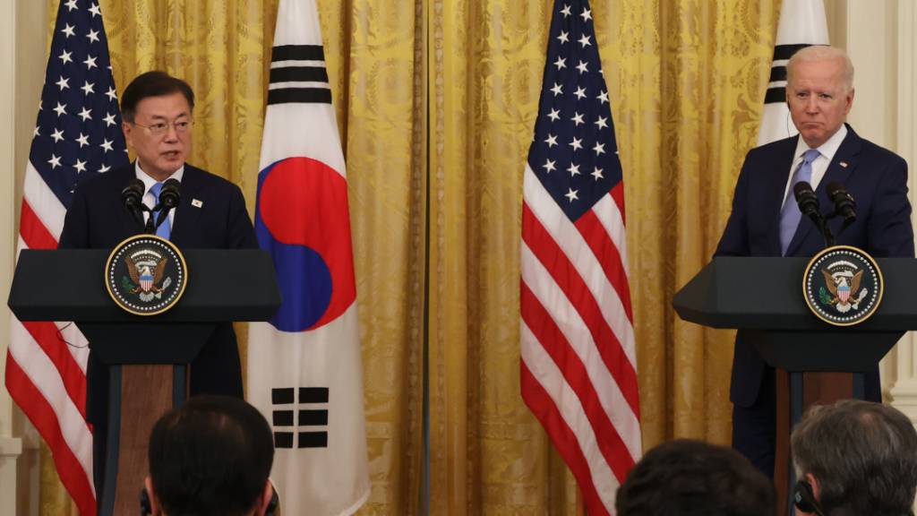 Der südkoreanische Präsident Moon Jae-in (l) und US-Präsident Joe Biden geben nach ihren Gesprächen im Weißen Haus in Washington eine gemeinsame Pressekonferenz. Foto: YNA/dpa