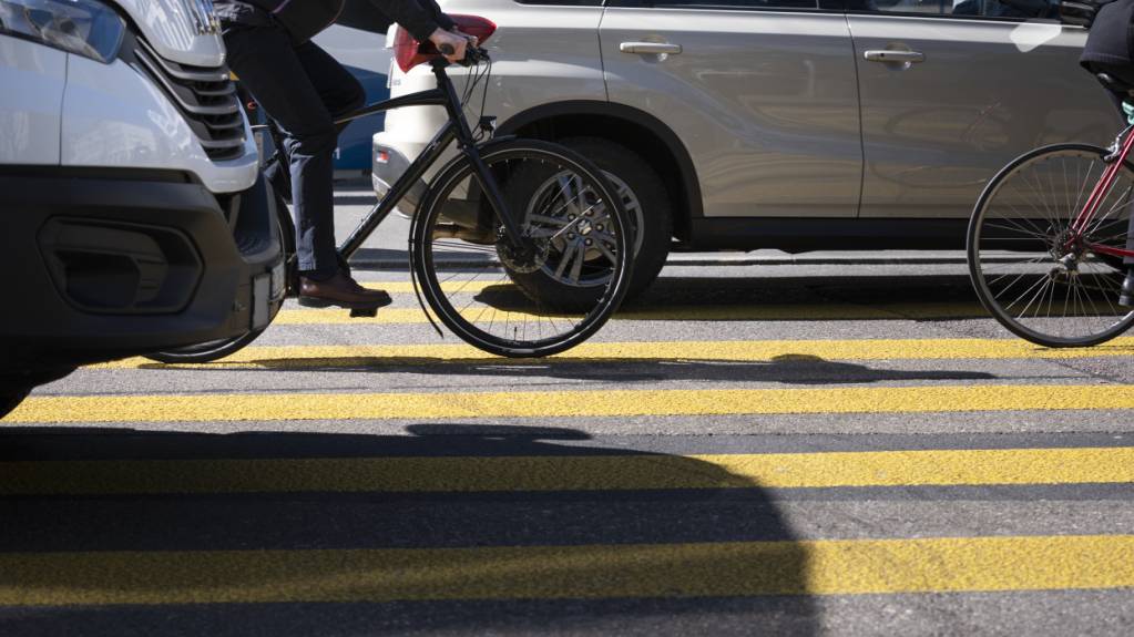 Die linken Parteien im Zürcher Stadtparlament fordern Massnahmen gegen breite Autos. Möglich wären etwa engere Spuren oder mehr Bussen für schlecht parkierte Autos. (Archivbild)