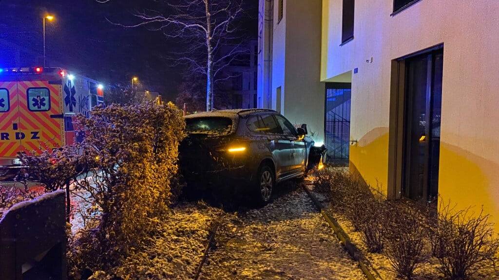 Die Fahrt des Autofahrers endete in einer Hauswand.