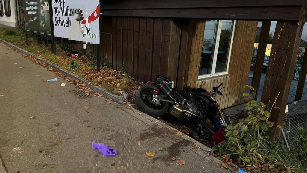 Zwei Jugendliche sind bei einem Motorradunfall in Uitikon Waldwegg am Sonntagmorgen schwer verletzt worden. Er junge Mann erlag später seinen Verletzungen.