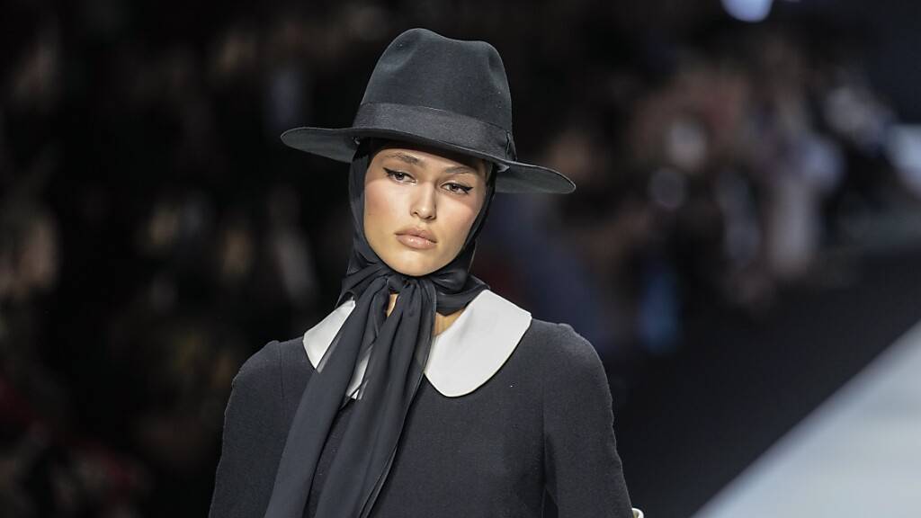 Ein Model trägt eine Kreation aus der Frühjahr-Sommer-Kollektion 2024 von Dolce  Gabbana. Foto: Antonio Calanni/AP/dpa