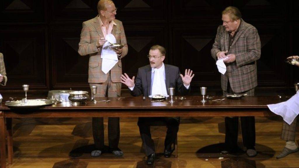 Jörg Schröder (4. v. links) spielte 2010 am Theater Basel in der Inszenierung «Die Panne». (Archiv)