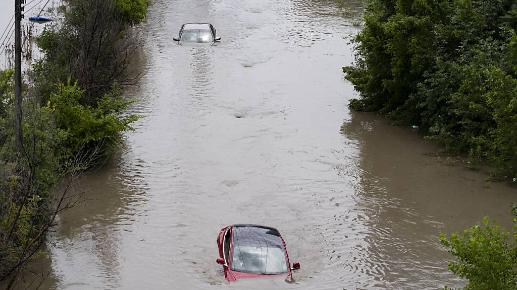 dpatopbilder - Nach heftigen Regenfällen stehen Autos im Don Valley in Kanada teilweise unter Wasser. Foto: Arlyn McAdorey/The Canadian Press/AP/dpa - ACHTUNG: Nur zur redaktionellen Verwendung und nur mit vollständiger Nennung des vorstehenden Credits