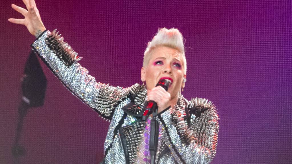 Pink tritt bei einem Konzert ihrer «Summer Carnival 2023» Tour im Olympiastadion auf. Foto: Christophe Gateau/dpa